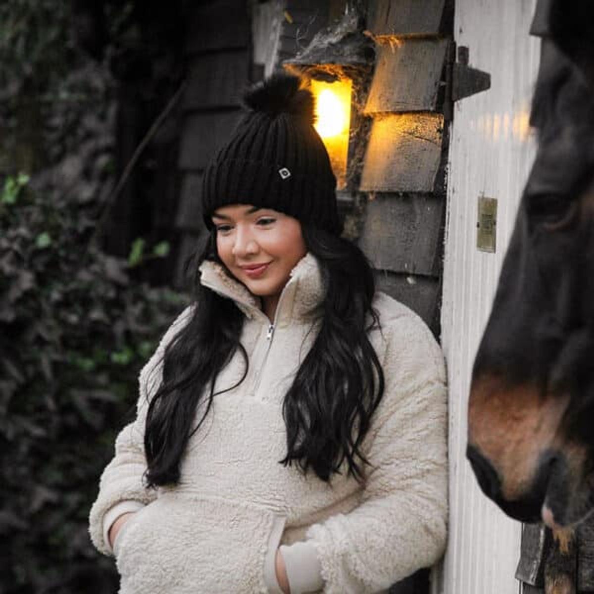 Charles Owen Lue – Sort vinterlue med fuskepelsdusk